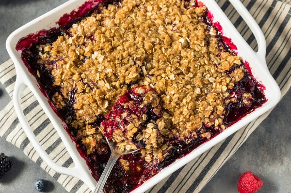 Quels conseils pour un crumble aux fruits rouges avec une croûte croustillante?