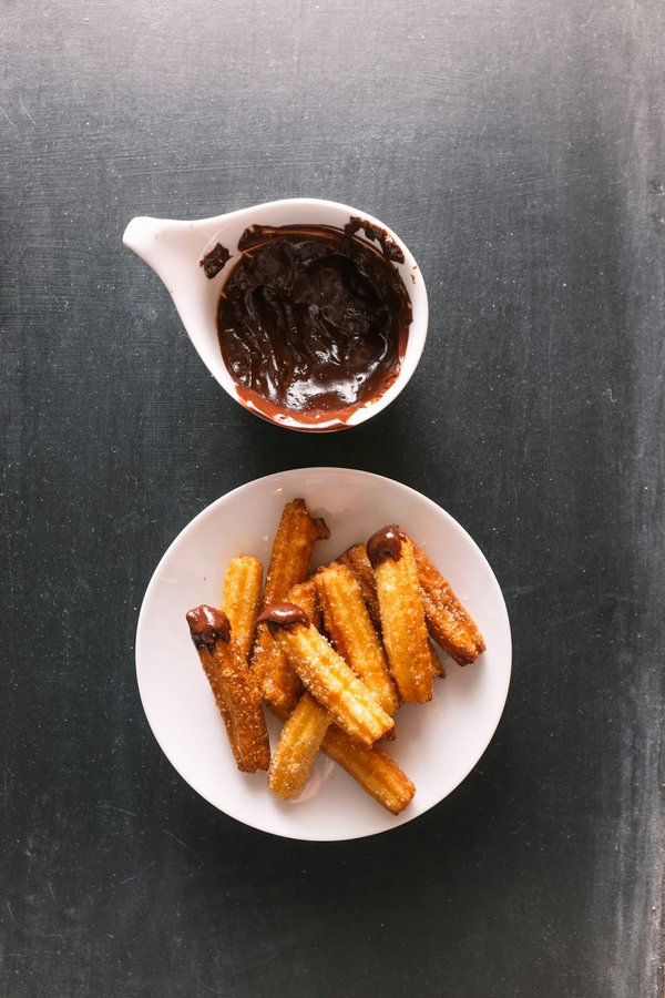 Comment faire des churros croustillants avec une sauce au chocolat épaisse?